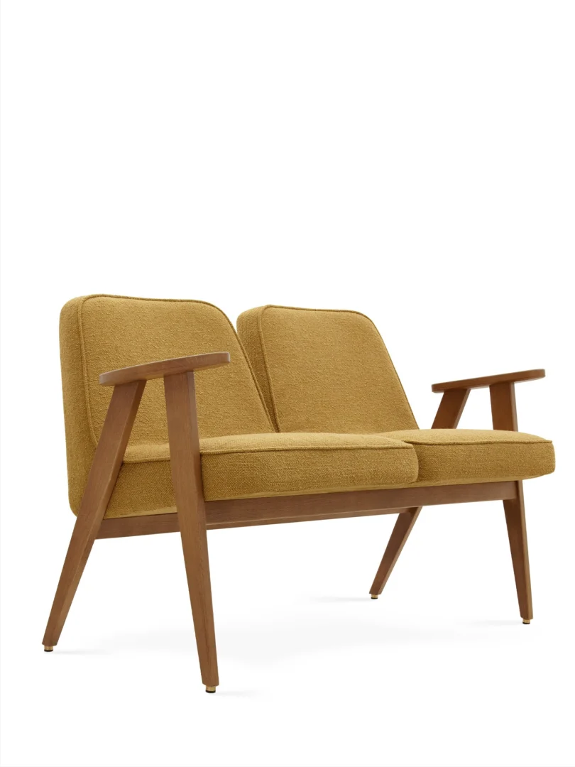 Kommena bouclé bank in mosterdgeel met houten armleuningen en slanke poten, compact tweezitsdesign
