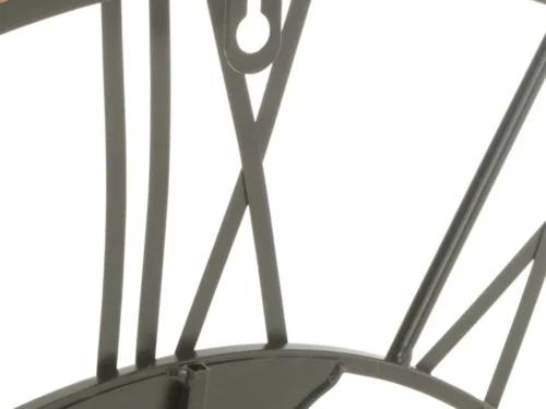 Klok Skaakea Zwart wandklok met Romeinse cijfers, zwart ijzer en MDF, stijlvol detail in close-up