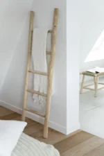 Murros teakladder naturel, slank woonaccessoire van 100% teakhout met plaid in een lichte slaapkamer