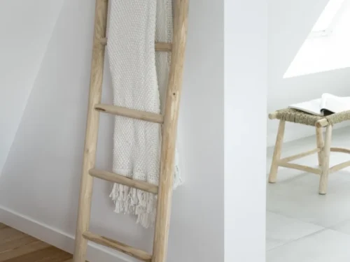 Murros teakladder naturel, slank woonaccessoire van 100% teakhout met plaid in een lichte slaapkamer
