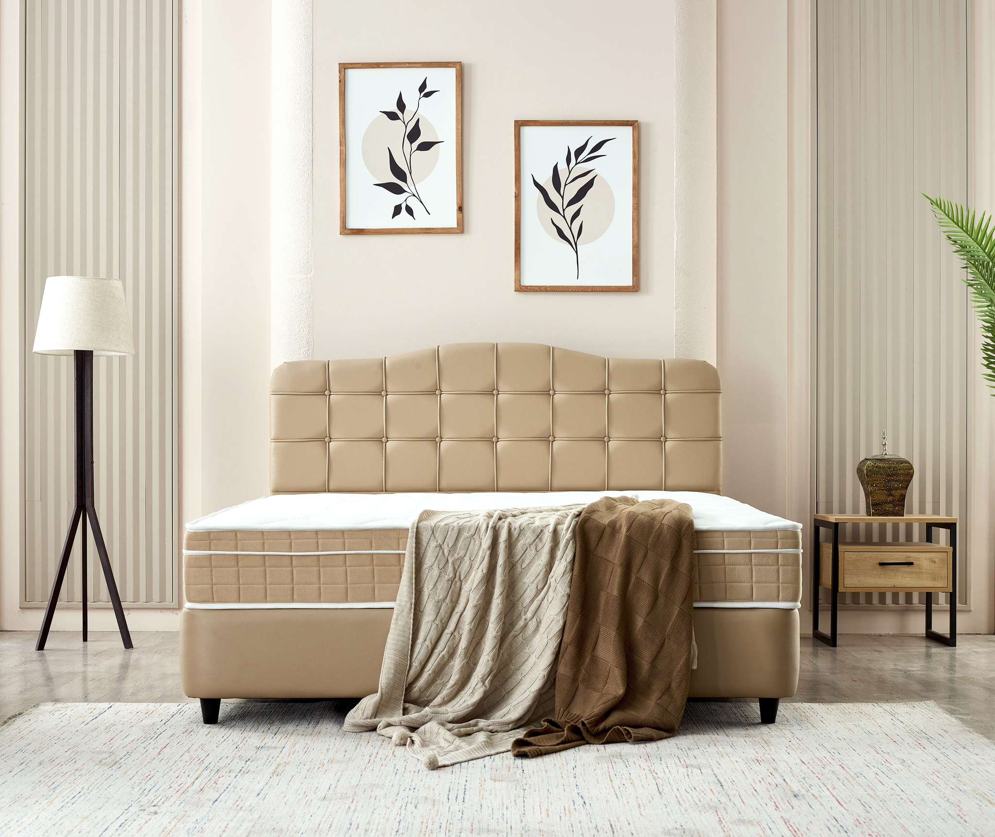 Boxspring Sliebol Beige 160x200 met opbergruimte, beige kunstleer en gestoffeerd hoofdbord in warme slaapkamer