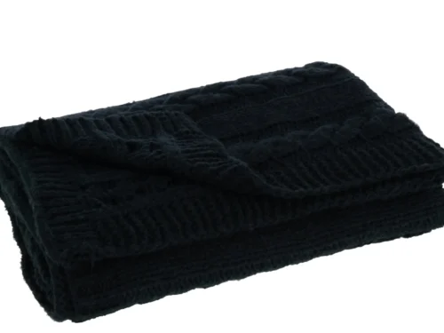 Zwarte Plaid Goolang van zacht polyester, opgevouwen als warme woonaccessoire