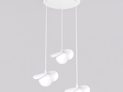 Treistund witte hanglamp met drie verstelbare lichtpunten en elegante lampenkappen van Ø10 cm