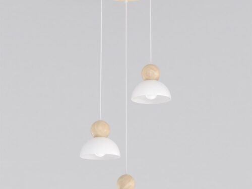Hanglamp Zummil Wit met drie witte kappen, houtaccenten en verstelbare snoeren in Scandinavische stijl