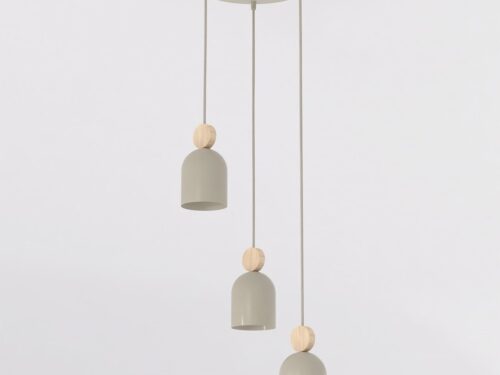 Hanglamp Skiellan Beige met drie slanke pendels, beige kappen en houten details in Scandinavische stijl