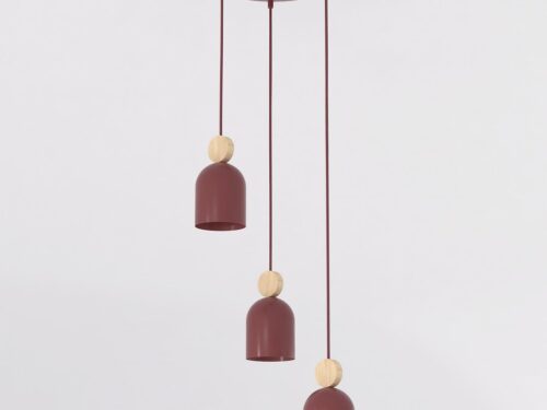 Hanglamp Brostira Bordeaux met drie verstelbare bordeaux kappen, slank silhouet en houten details in Scandinavische stijl