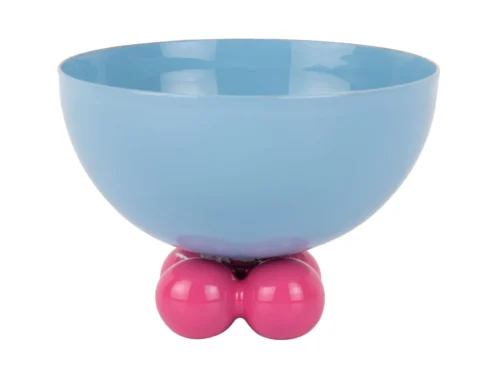 Schaal Prolti zacht blauw met speelse roze voet, compact design voor dressoir of salontafel