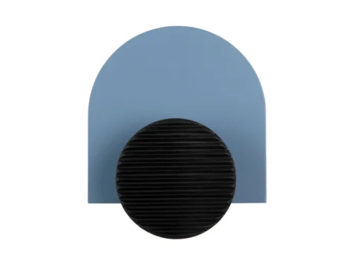 Decoratiehanger Koolti Blauw met minimalistische wandhaak en zwarte geribbelde knob, strak en speels design