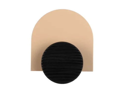 Decoratiehanger Coby zacht bruin met minimalistisch rond zwart knopdesign van Present Time