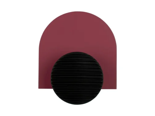 Decoratiehanger Ceinsal Oker met minimalistisch bordeaux ontwerp en zwarte ronde knop voor aan de wand