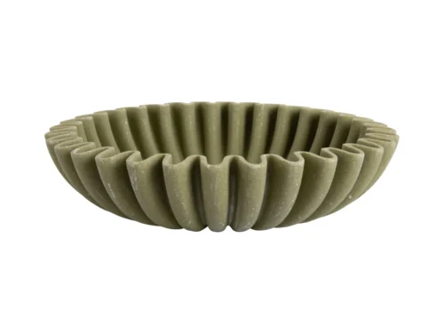 Schaal Skenino polyresin donkergroen met speelse, gegolfde vorm en decoratieve uitstraling