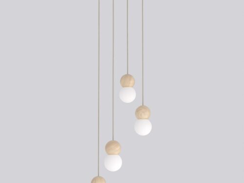 Hanglamp Sleillena beige met vier verstelbare pendels, houten details en witte bolvormige lampenkappen