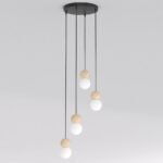 Hanglamp Relu Zwart Ø10 cm met vier verstelbare pendels, houten accenten en witte kappen