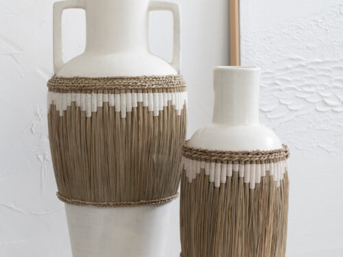Vaas Jarin Terracotta Wit H75 cm met natuurlijke grasdetails en rustige witte uitstraling