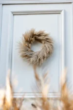 Krans Trurrar Riet Naturel met zachte, luchtige pluimen in naturel tinten, decoratief aan de deur