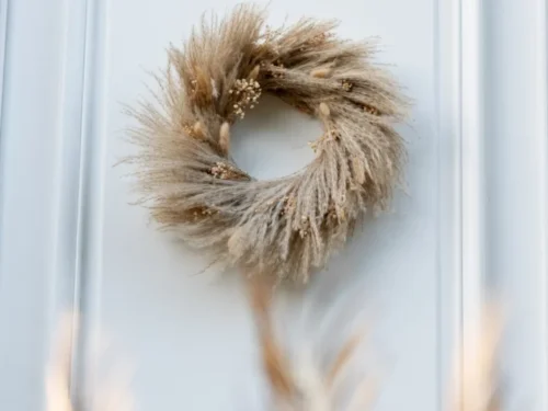 Krans Trurrar Riet Naturel met zachte, luchtige pluimen in naturel tinten, decoratief aan de deur