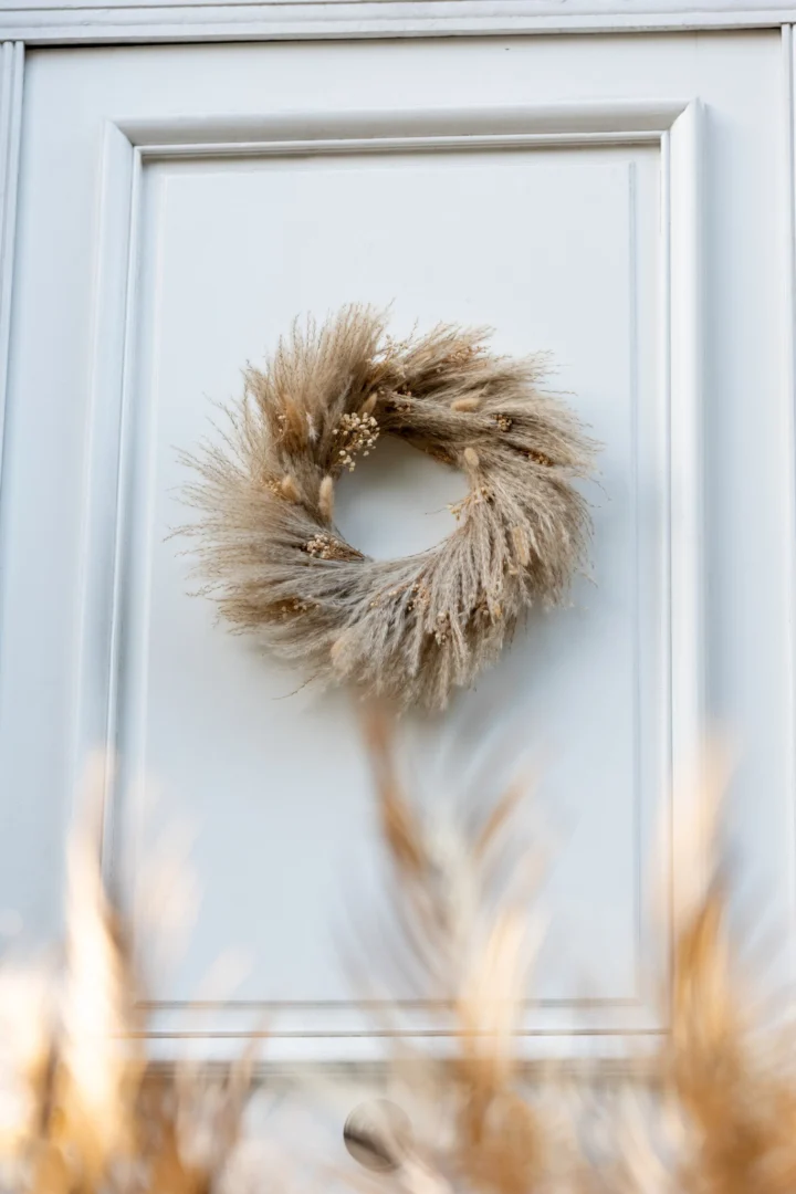 Krans Trurrar Riet Naturel met zachte, luchtige pluimen in naturel tinten, decoratief aan de deur