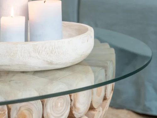 Drie lichtblauwe Kaurnin cilinderkaarsen brandend in houten schaal, zacht en compact voor sfeervol interieur