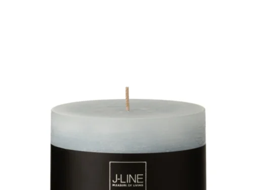 Cilinderkaars Daurdes blauw met strakke cilindervorm en J-LINE label, compact en rustig lichtblauw tintje