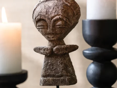 Beeld Skiernine Albizia Naturel H26 cm, handgesneden houtbeeld met rustieke textuur op zwarte sokkel