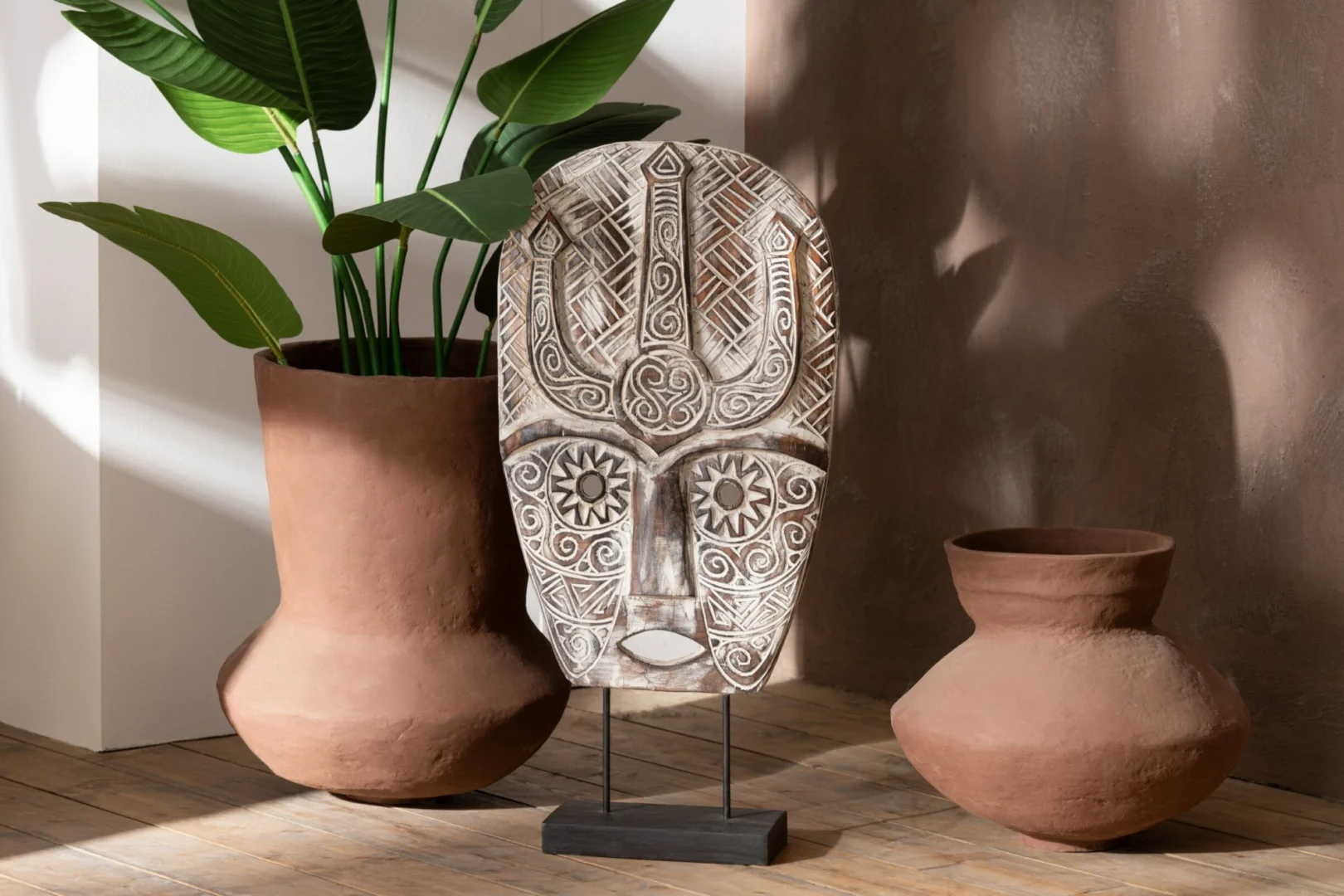 Woonaccessoire Sibe Albizia naturel, slanke houten maskervorm met decoratief patroon en standaard