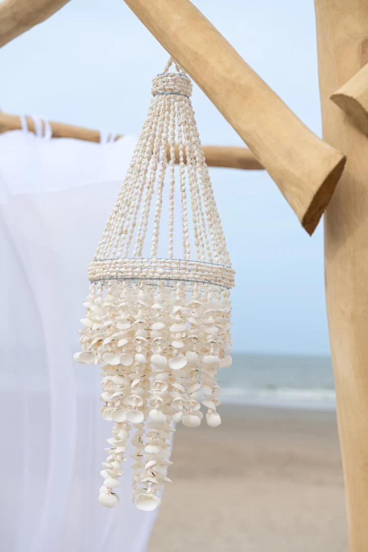 Decoratiehanger Treeta Wit van schelp, langwerpig en verfijnd, als subtiel woonaccent