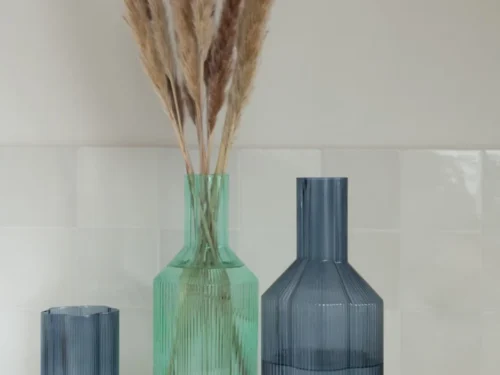 Greemmo blauw drinkglas van geribbeld glas, compact en stijlvol op tafel naast vazen