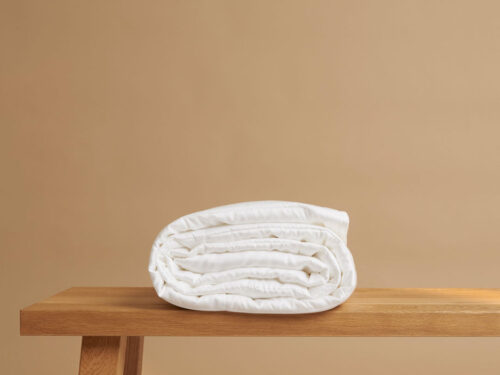 Wit zomerdekbed Zobak van Tencel, opgerold en licht luchtig voor koel slaapcomfort