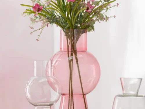 Bolvaas Suvonte transparant glas H22 cm met ronde vorm en luchtig boeket op tafel