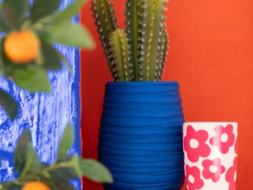 Vaas Lierio blauw keramiek, 30 cm hoog, met ribbelstructuur en moderne ronde vorm, gevuld met cactusspullen