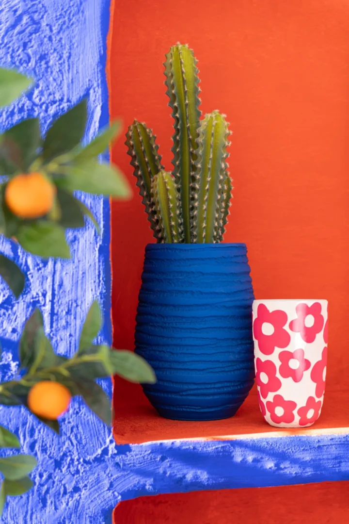Vaas Lierio blauw keramiek, 30 cm hoog, met ribbelstructuur en moderne ronde vorm, gevuld met cactusspullen