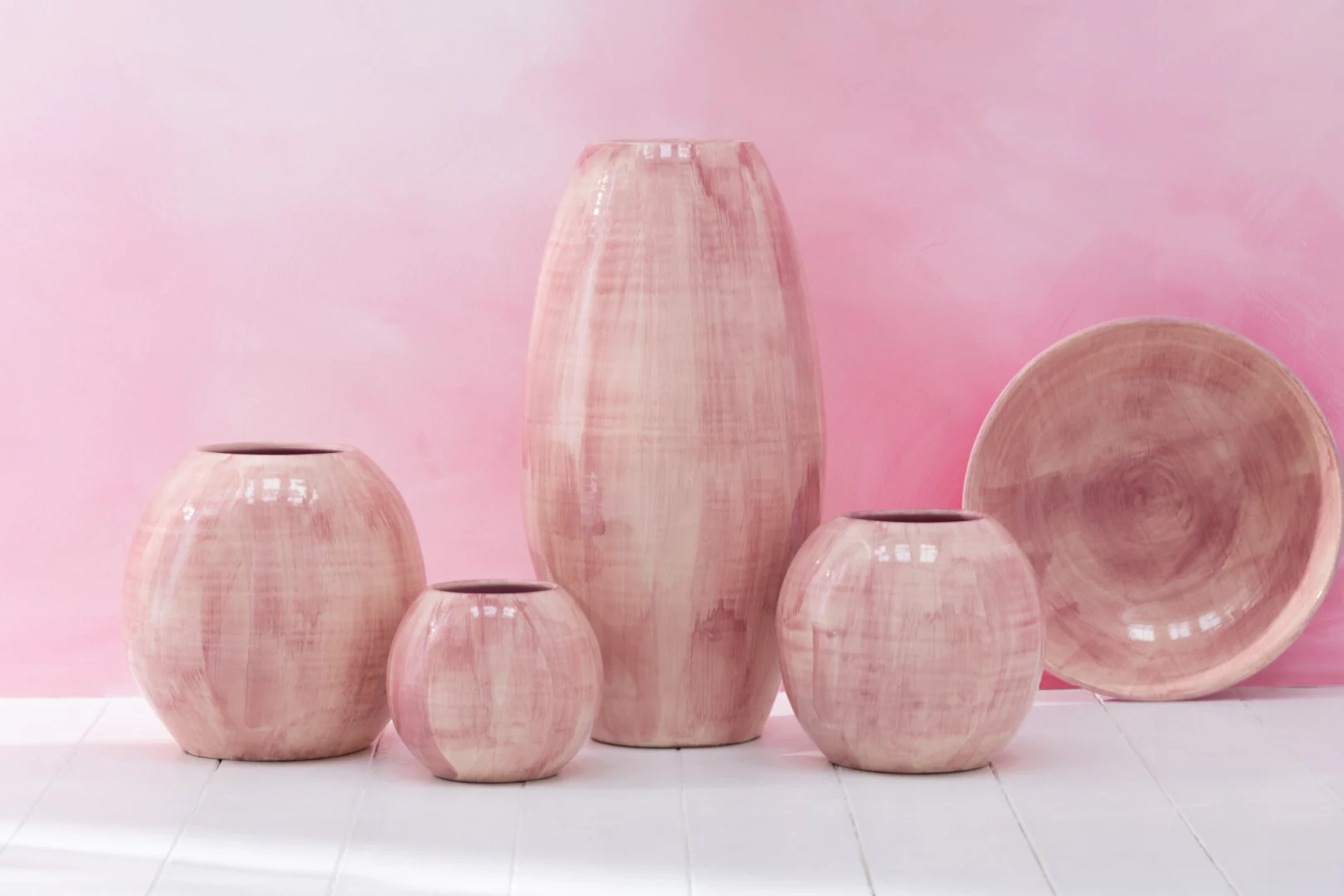 Roze handgeschilderde keramieken bloempot Stauskero H21 cm, decoratief en glanzend afgewerkt