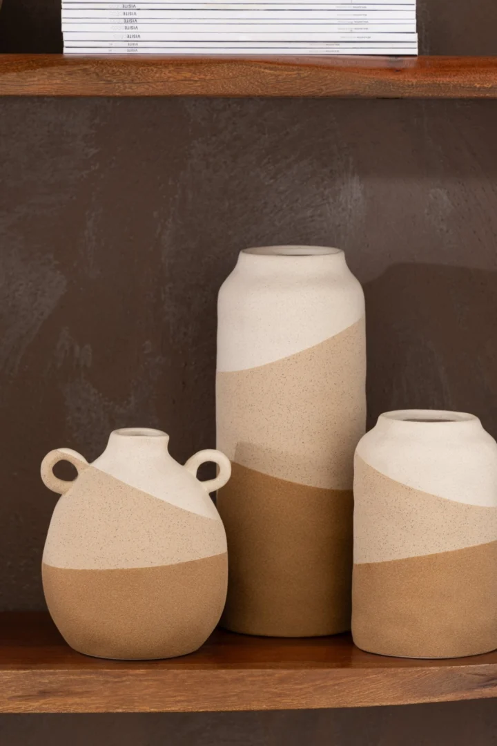 Vaas Klaulas van beige steengoed met rustige tweekleurige afwerking en compacte, ronde vorm