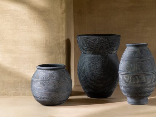 Vaas Flane Beton Zwart, ronde kruikvaas met robuuste structuur en decoratief reliëf, H27,5 cm