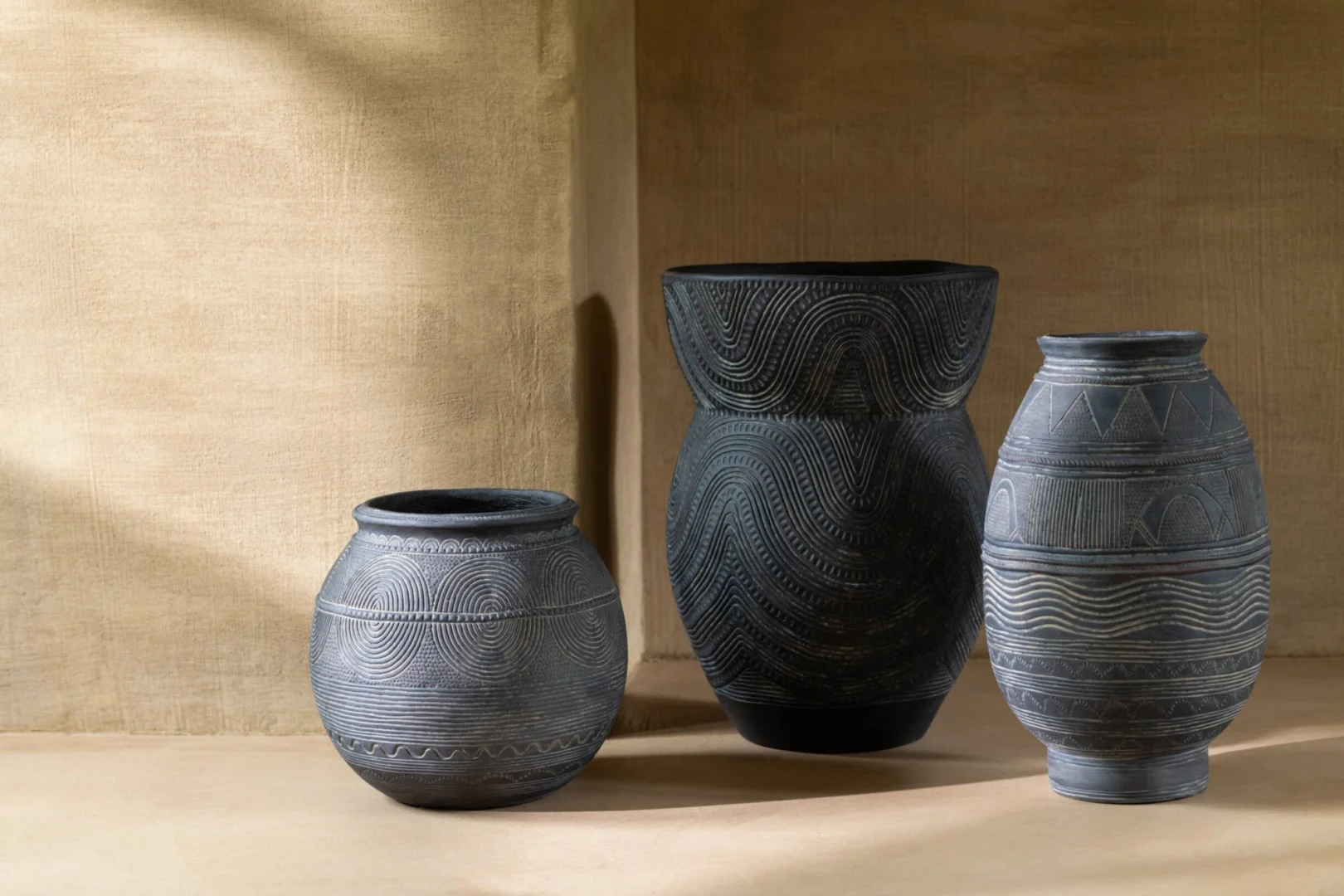 Vaas Flane Beton Zwart, ronde kruikvaas met robuuste structuur en decoratief reliëf, H27,5 cm