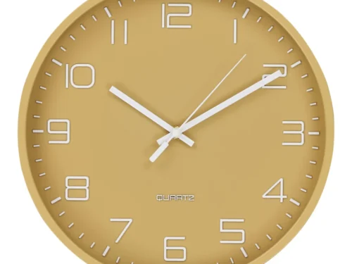 Wandklok Klaardil Oker, ronde okergele klok met witte cijfers en stil quartz uurwerk