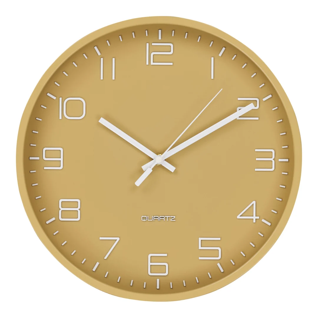 Wandklok Klaardil Oker, ronde okergele klok met witte cijfers en stil quartz uurwerk
