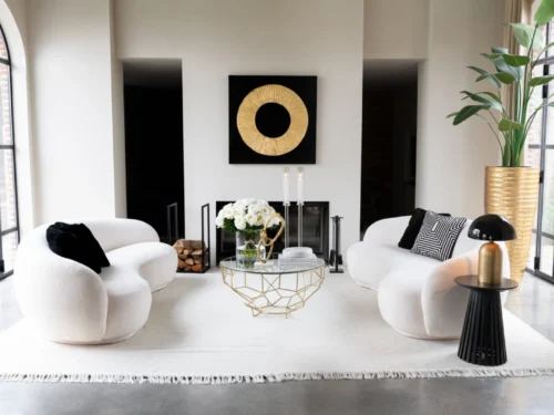 Kom Phoenix Marmer Wit op stijlvolle glazen salontafel in luxe woonkamer met witte fauteuils
