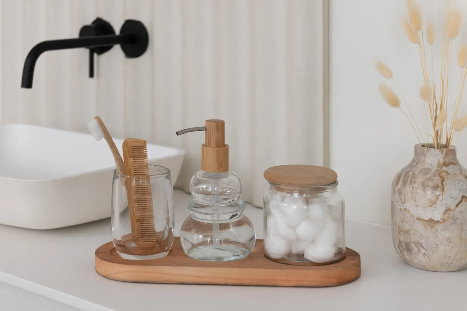 Vaas Neine beige marmer, compacte flesvorm met natuurlijke luxe uitstraling, H10 cm