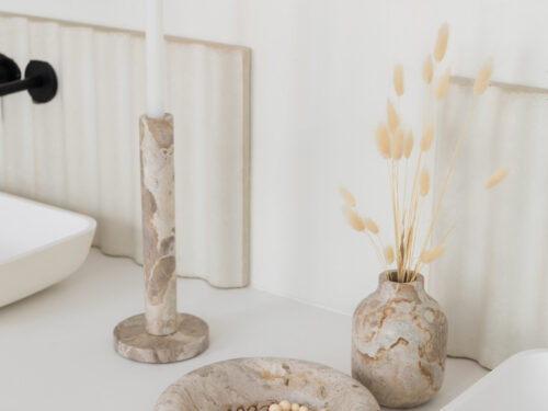 Flesvaas Lemmal beige marmer, compact en stevig, met zachte natuurlijke uitstraling in het interieur