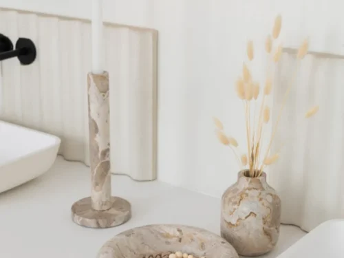 Flesvaas Lemmal beige marmer, compact en stevig, met zachte natuurlijke uitstraling in het interieur