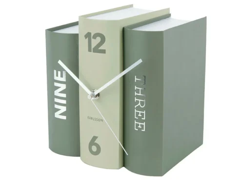 Tafelklok Traunsine Groen van Karlsson, vorm van drie boeken met speelse wijzerplaat in groen en beige