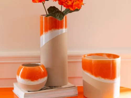 Kunstbloem Jelvora rode hortensiaspray in vaas met warme oranje bloemen en sierlijke bladeren