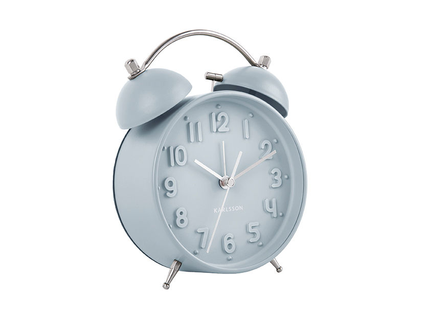Wekker Sundsvall Blauw met Twin bell-design, matte afwerking en zilveren cijfers, lichtblauw op witte achtergrond