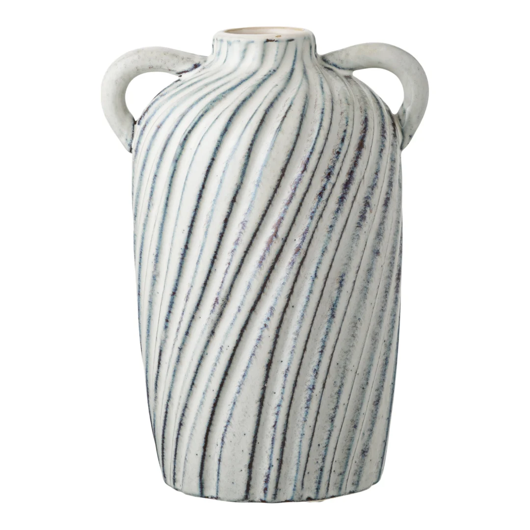 Blauwe keramische Fommun vaas H22 cm met handgrepen en elegant gestreept reliëf