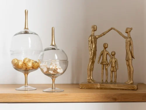 Beeld Peirman steen goud, slank woonaccessoire met familiefiguren op rechthoekige sokkel, H29,5 cm