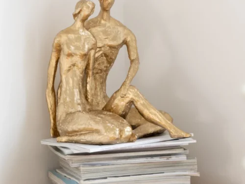 Beeld Taltel Steen Goud met zittend paar, goudkleurige afwerking, decoratief en verfijnd interieuraccent, H35,5 cm