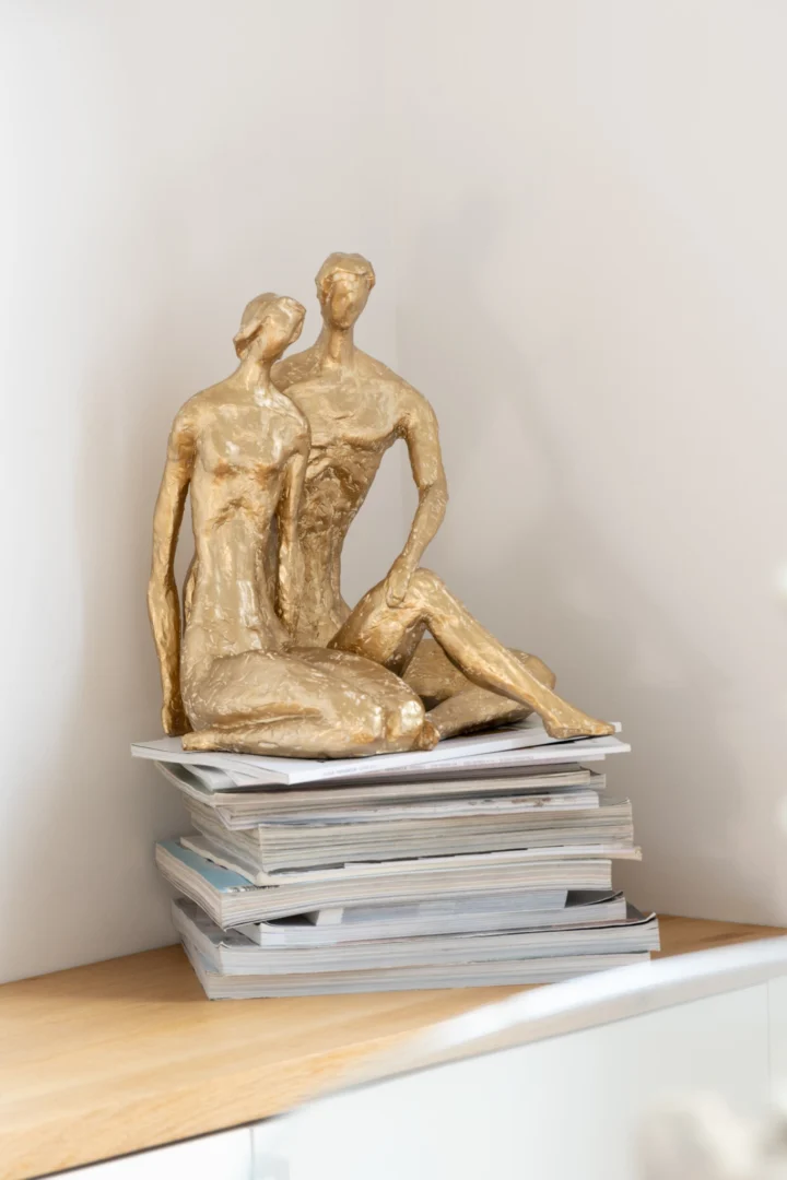 Beeld Taltel Steen Goud met zittend paar, goudkleurige afwerking, decoratief en verfijnd interieuraccent, H35,5 cm