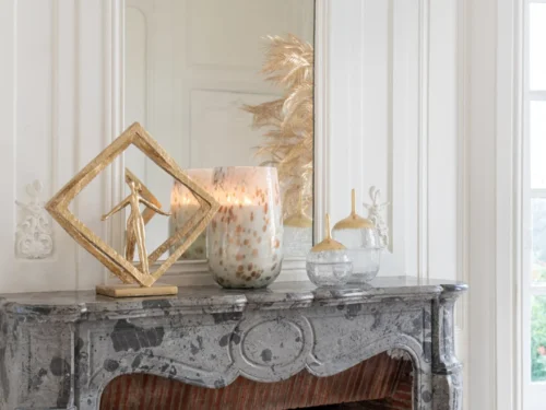 Beeld Taanund Steen Goud H44 cm, modern gouden decorbeeld op dressoir met stevige steen-look