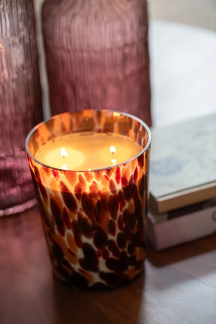 Geurkaars Raassena meerkleurig in glazen houder, met warm berkgeur en decoratieve vlammen